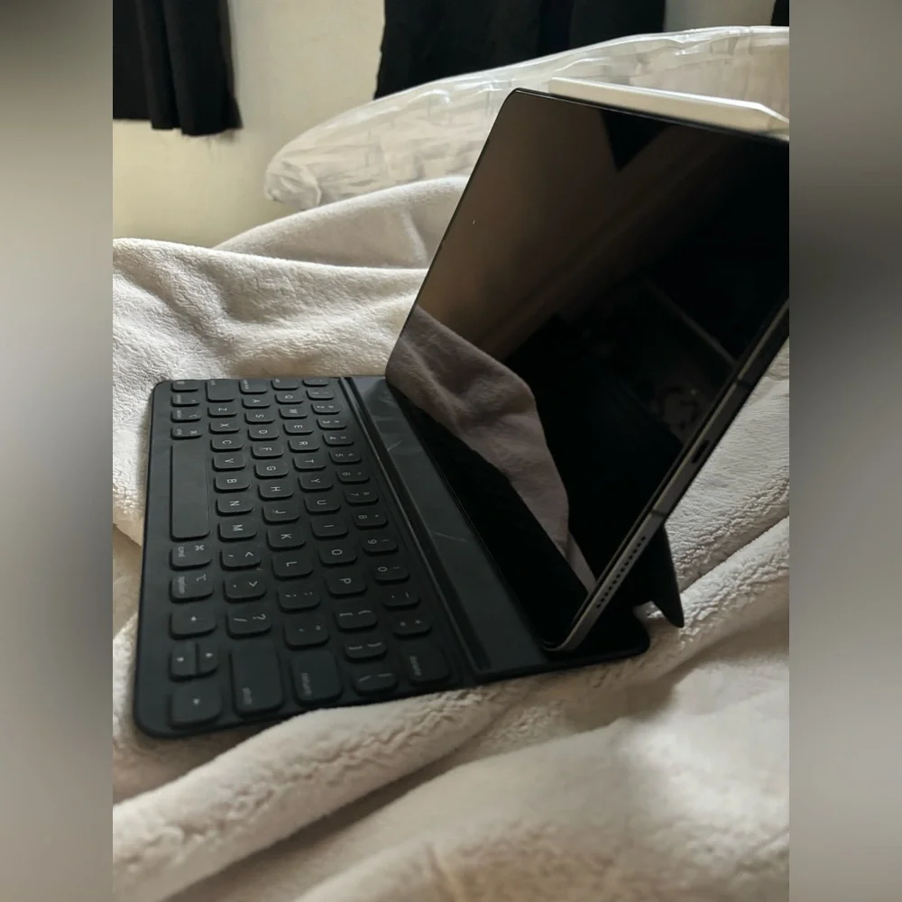 Smart Keyboard Folio for iPad Pro 11-inch (4th gen) & iPad Air (5th gen)